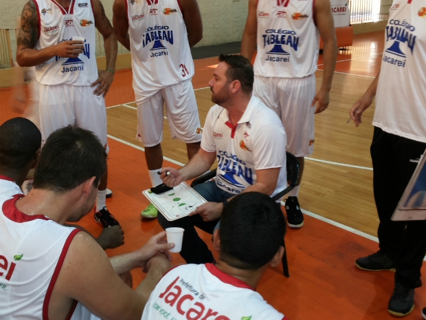 Jacareí Basketball bate Rio Preto e segue invicto na liderança do Paulista