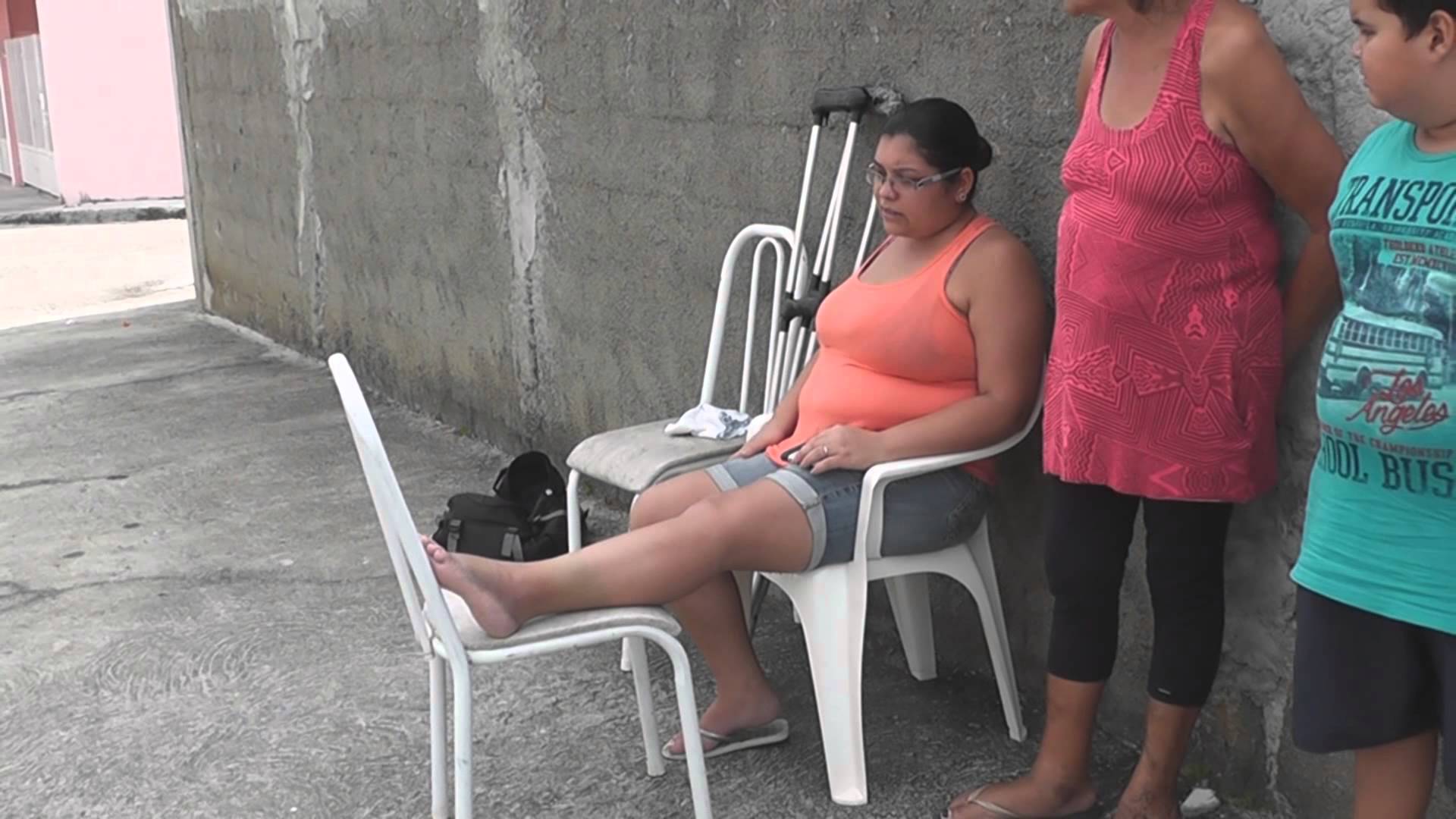 Mulher cai em buraco na rua, rompe ligamento do tendão e vai precisar operar