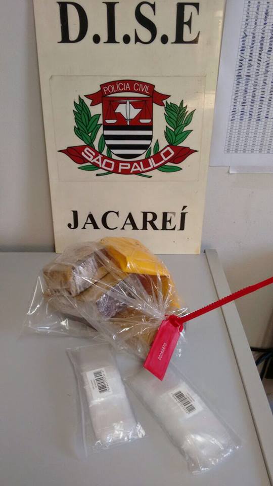 Dise de Jacareí prende jovem que guardava droga no guarda-roupa