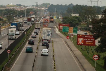 Obras na marginal da Dutra interditam meia pista no trecho de Jacarei