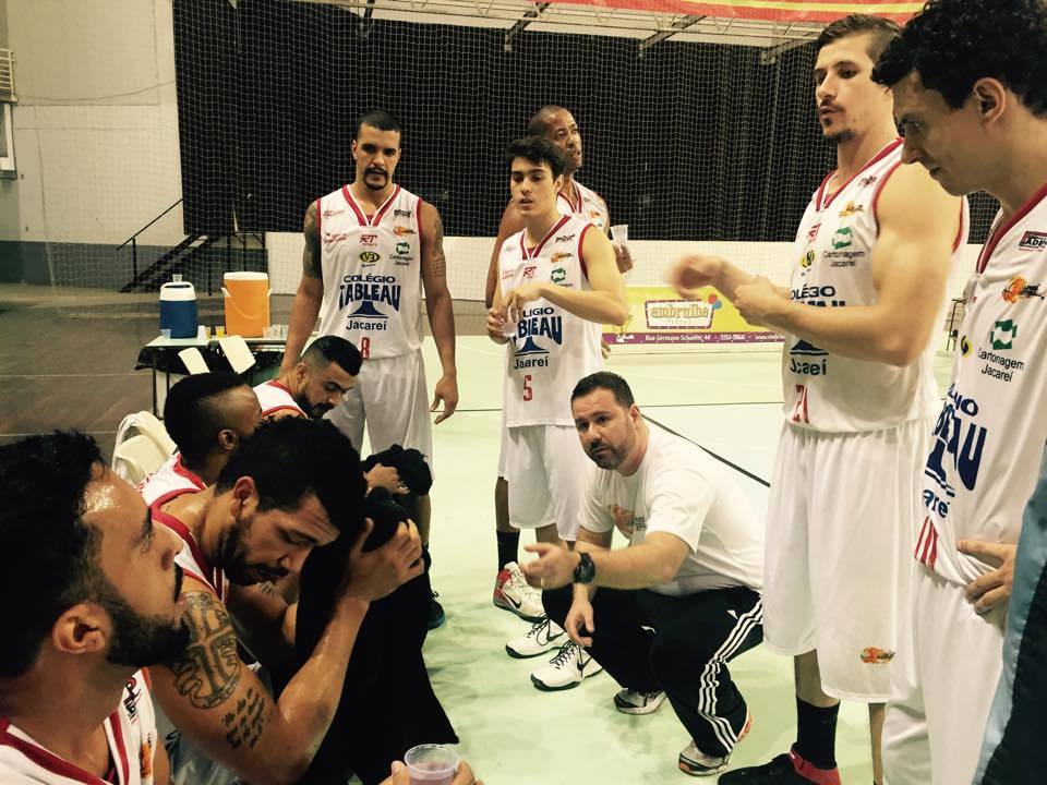 Jacareí Basketball vence Brusque de virada e garante a semifinal da SuperCopa