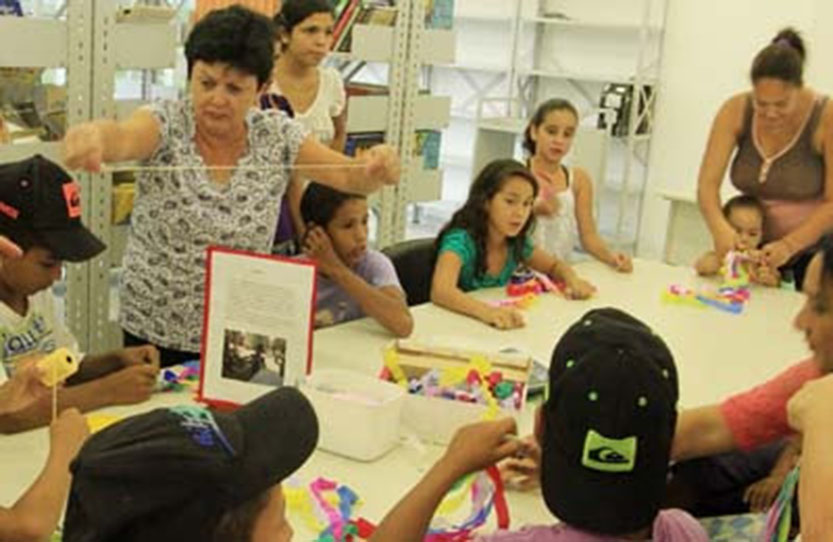 Jacareí tem vagas para oficinas de violão, teatro e artesanato