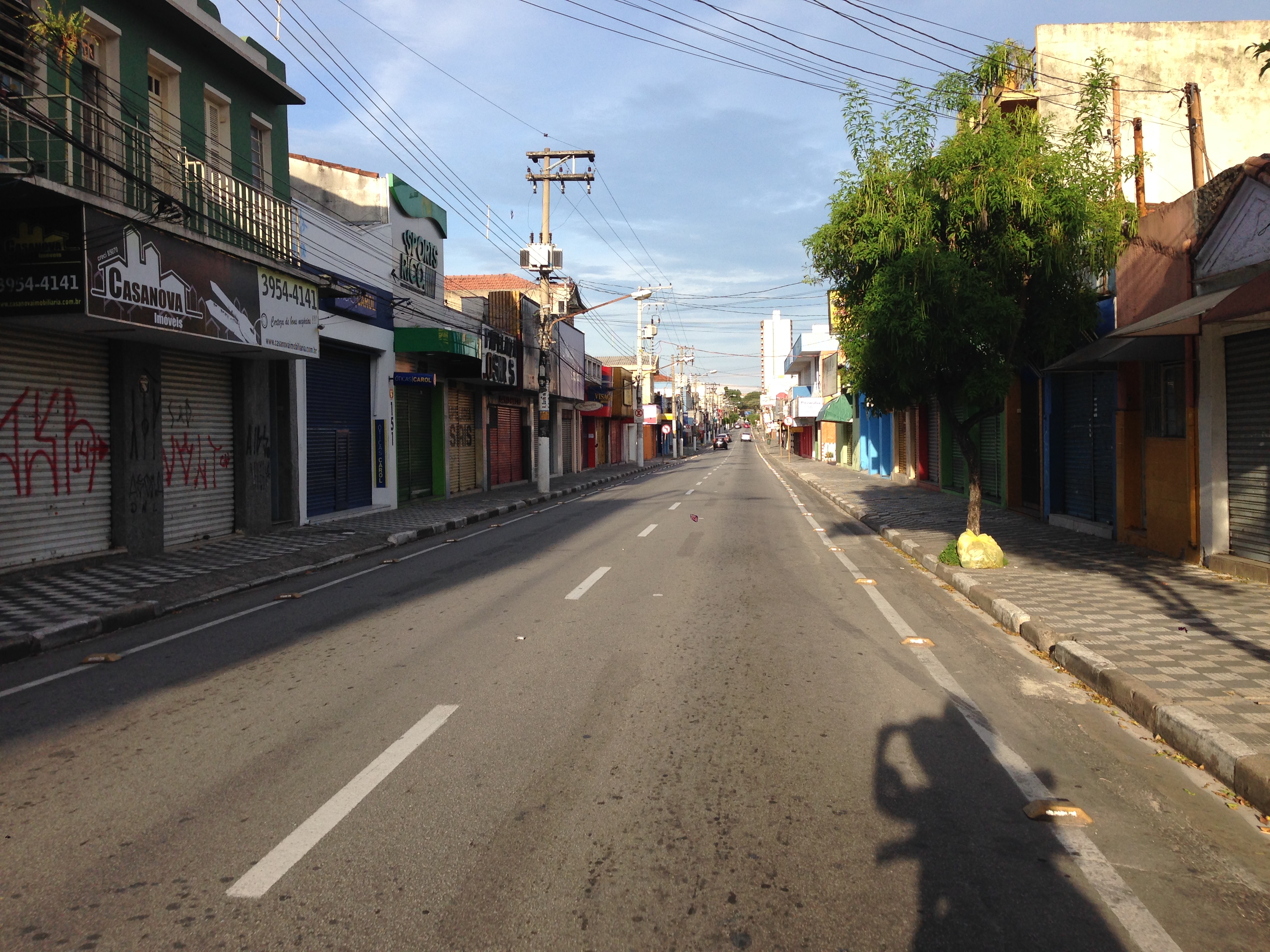Serviço do SAAE interdita calçada na rua Barão de Jacareí