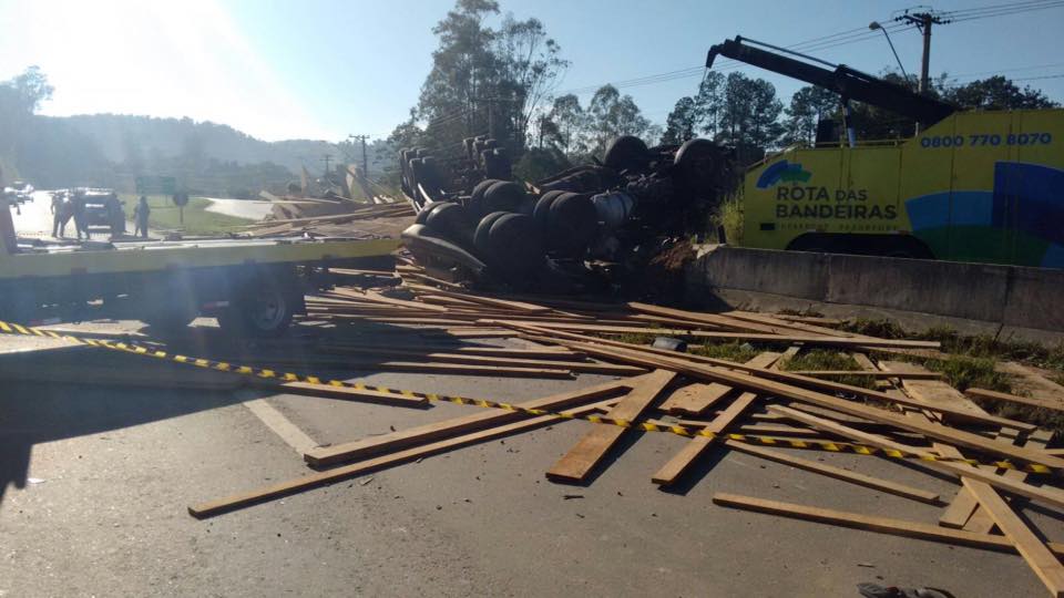 Acidente na região do Vila Garcia deixa 5 pessoas feridas nesta manhã