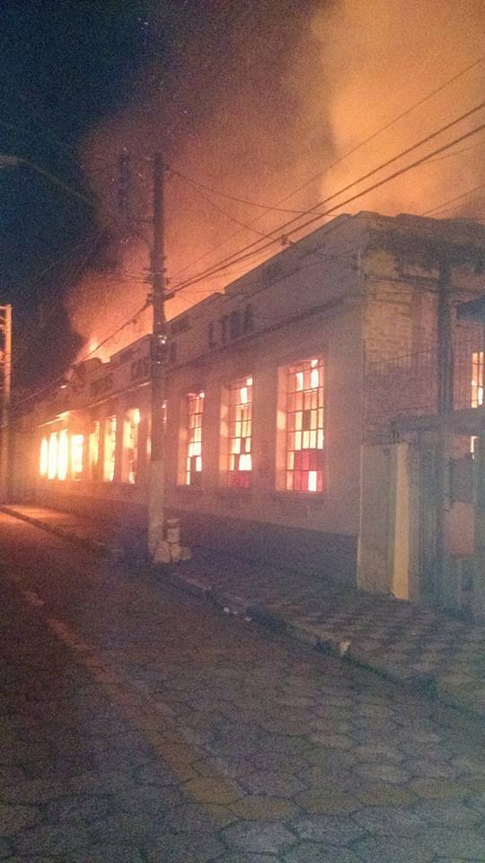 Antiga fábrica de tintas é atingida por incêndio em Jacareí