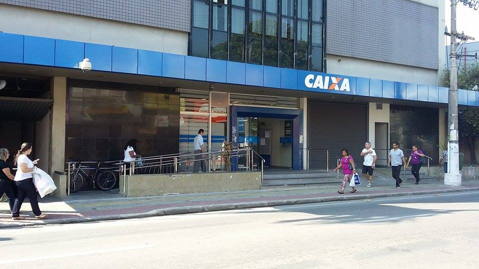 Bandidos invadem Caixa Econômica para roubar armas