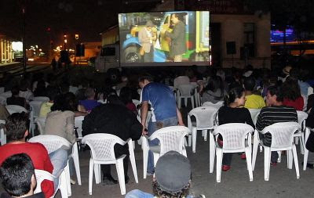Projeto ‘Cinema de rua’ é atração no Centro