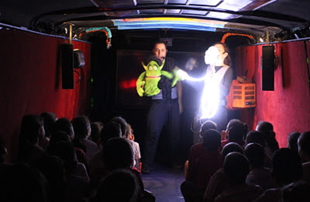 Teatro chega de ônibus às escolas de Jacareí