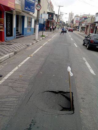 Trecho da Barão terá meia pista para reparo de buraco