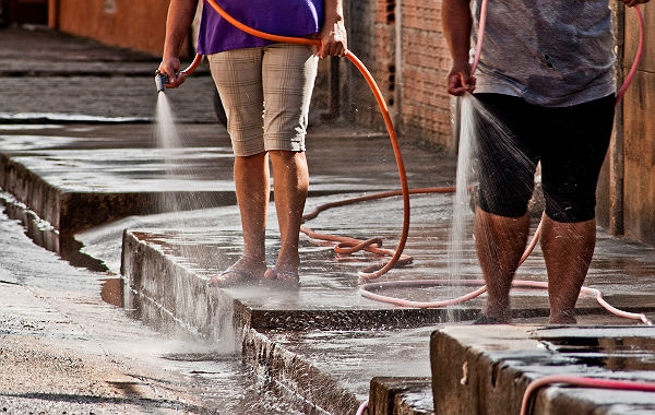 Lavar calçadas com água tratada será proibido em Jacareí