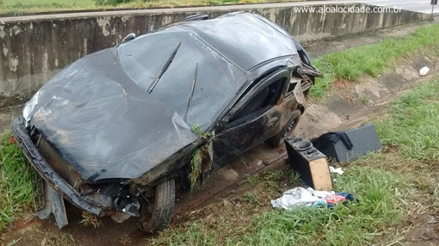 Menina de 7 anos que ia encontrar o pai em Minas morre após carro capotar