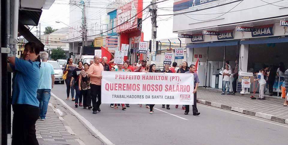 Trabalhadores da Santa Casa de Jacareí fazem passeata  e exigem pagamento de salários atrasados