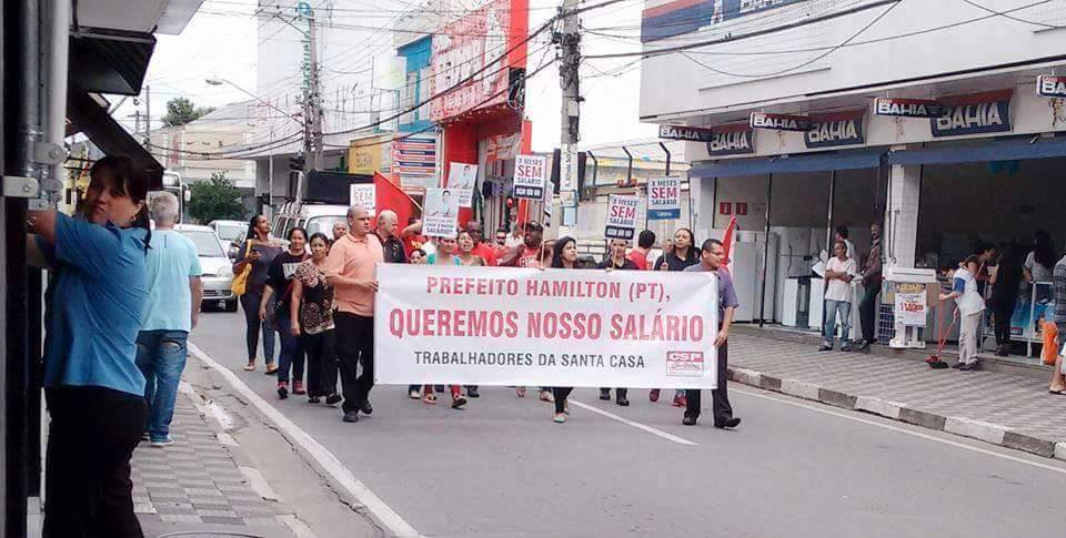 Trabalhadores da Santa Casa de Jacareí fazem passeata  e exigem pagamento de salários atrasados