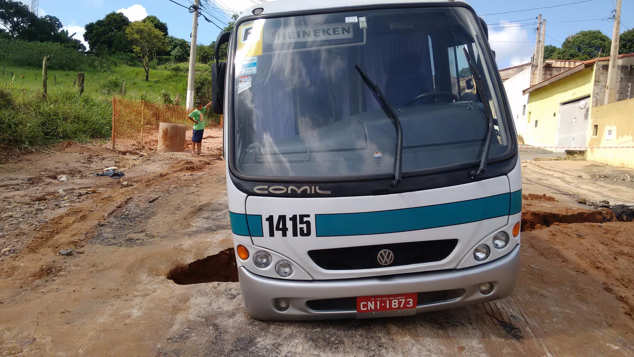 Rua cede e causa acidente de ônibus em Jacareí