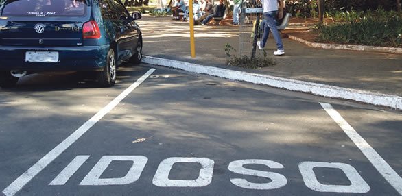 Estacionamento indevido em vagas para idosos e deficientes terá punições mais rigorosas