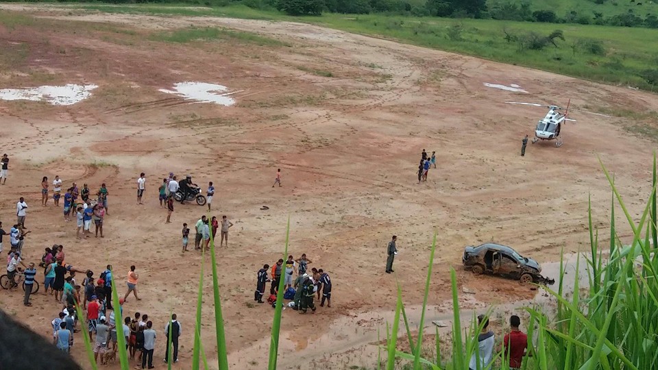 Carro cai em ribanceira e criança morre em Jacareí