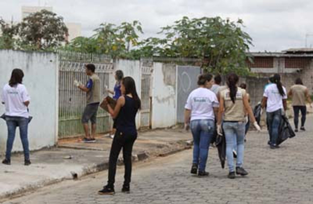 Vigilância à Saúde realiza visita a residências para ações de combate à Dengue