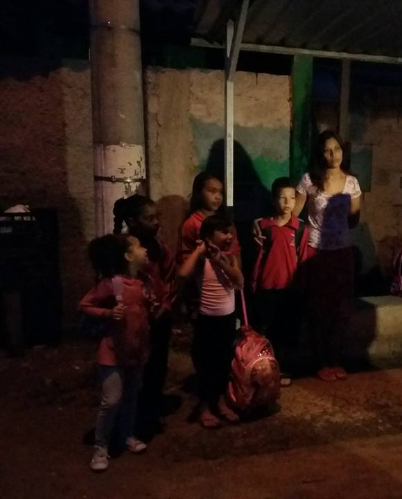 Crianças de bairro de Jacareí estão sem ir à escola por causa de estrada esburacada