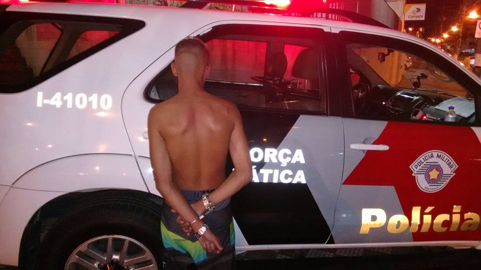 Força Tática acaba com ‘fluxo’ em baile funk e prende homem com arma roubada