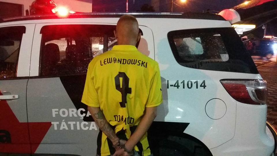 Jovem é preso com drogas e oferece arma em troca da liberdade