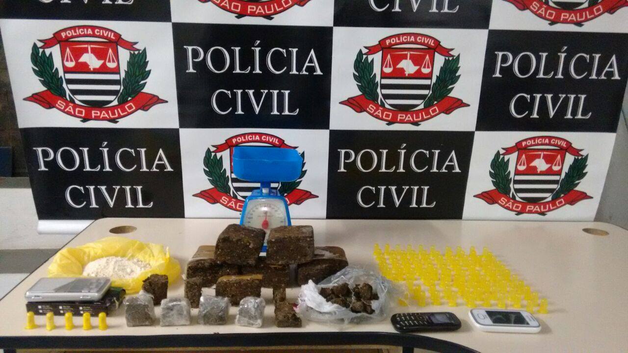 Polícia Civil prende acusado de tráfico na porta de sua casa em Jacareí
