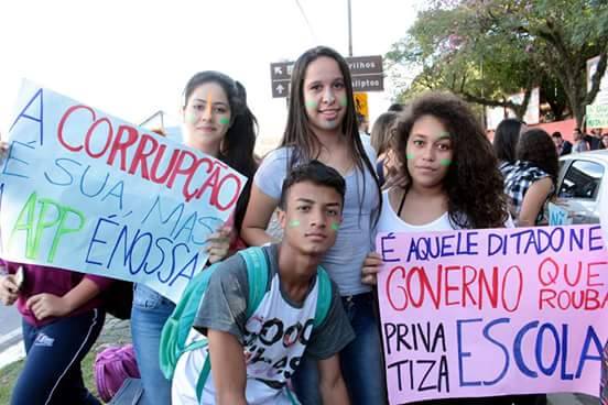 Jovens jacareienses protestam contra venda de área verde da Escola Agrícola