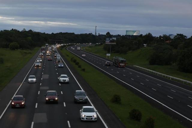 Dirigir sem farol baixo durante o dia em rodovias dará multa de R$ 85