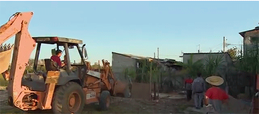 Construções irregulares são removidas de bairro em Jacareí