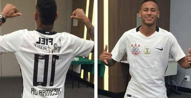 Fazendo média: Neymar veste camisas de rivais e posa para fotos.