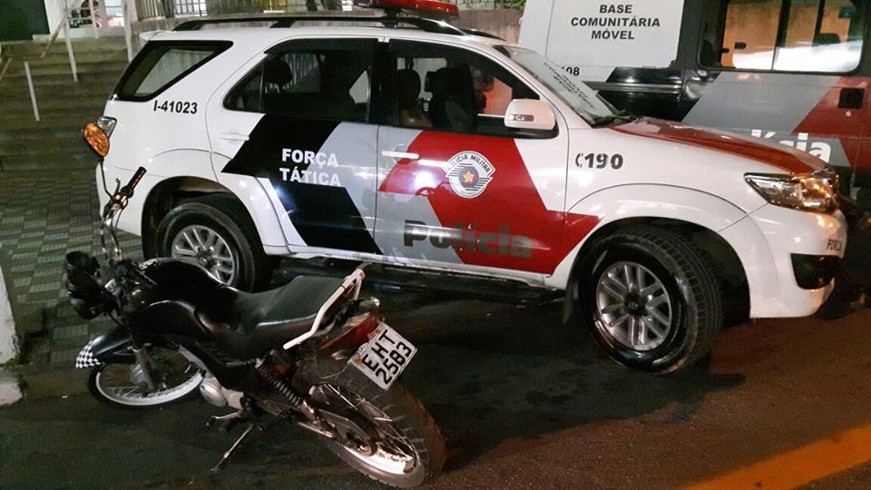 Homem com moto roubada encontra polícia, tenta fugir mas é preso