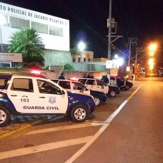 Trio rouba arma e colete de Guarda Civil em Jacareí