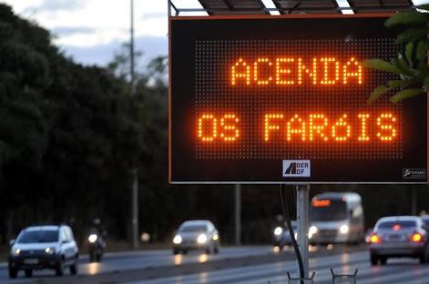 Justiça suspende multa por faróis desligados nas rodovias