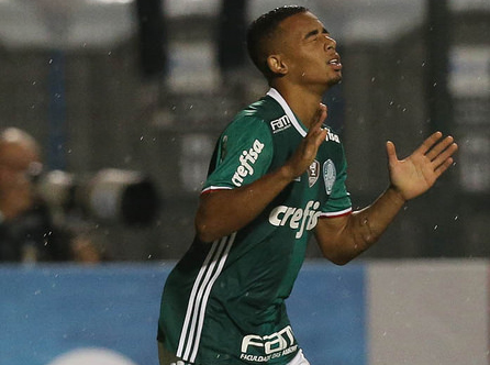 Palmeiras empata e segue líder do campeonato
