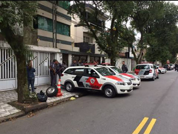 Quadrilha faz reféns e troca tiros com a PM em São José
