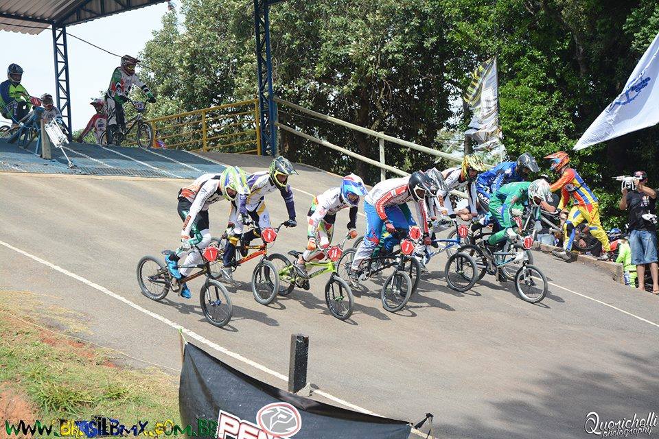 Jacareí Bicicross fatura quatro ouros  em etapa do Paulista de BMX