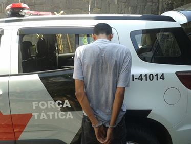 Após perseguição, homem é preso com mais de 100 pinos de cocaína em Jacareí