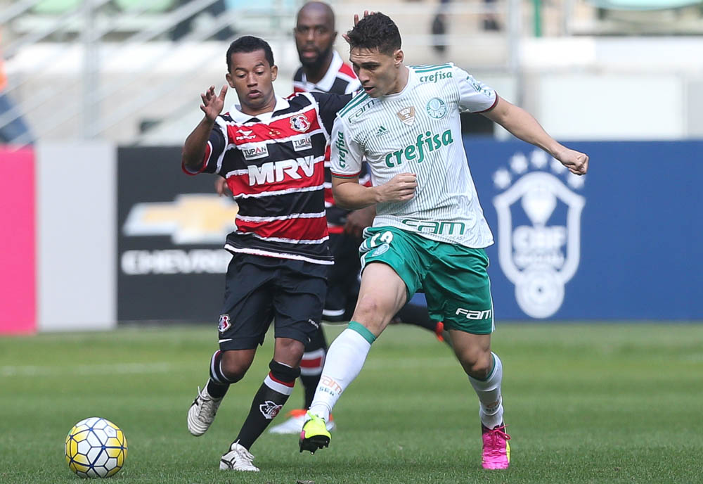 Palmeiras vence e mantém a liderança, Flamengo tropeça