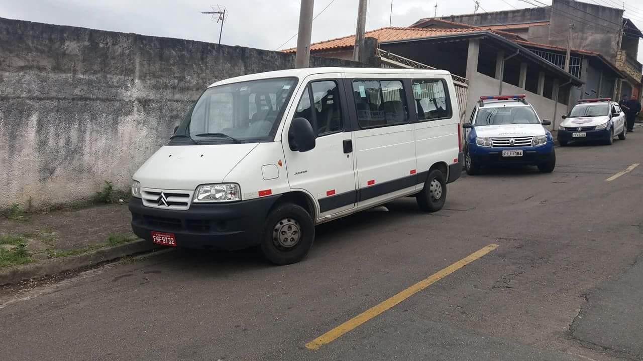 Van prestadora de serviço da prefeitura é roubada e abandonada horas depois