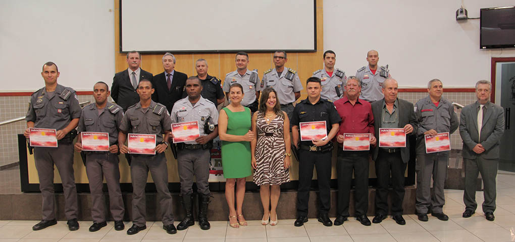 Câmara homenageia prof­issionais de seguranç­a pública em Jacareí