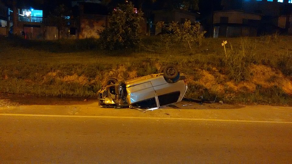 Carro capota em avenida de Jacareí