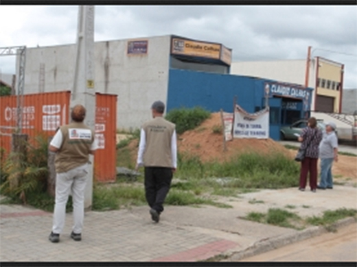 Prefeitura faz vistoria em terrenos e casas e leva orientação no Parque dos Sinos