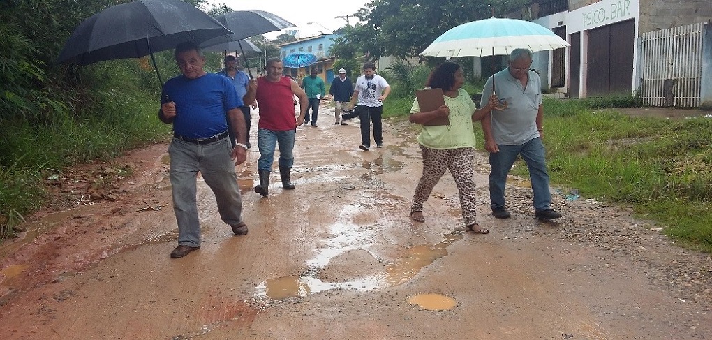 Vereadora caminha com m­oradores e levanta de­mandas no Chácaras Re­unidas Igarapés