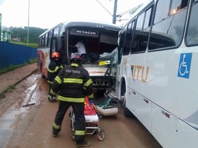 Dez pessoas ficam feridas após acidente entre dois ônibus em Jacareí