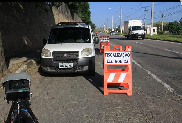 Prefeitura informa que está facilitando identific­ação de radares móve­is para motoristas
