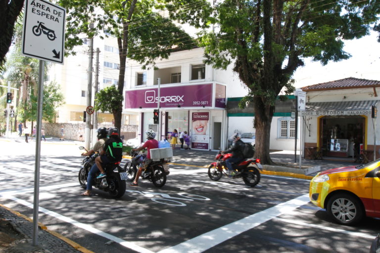 Jacareí ganha bolsões de segurança para circulação de motos na cidade