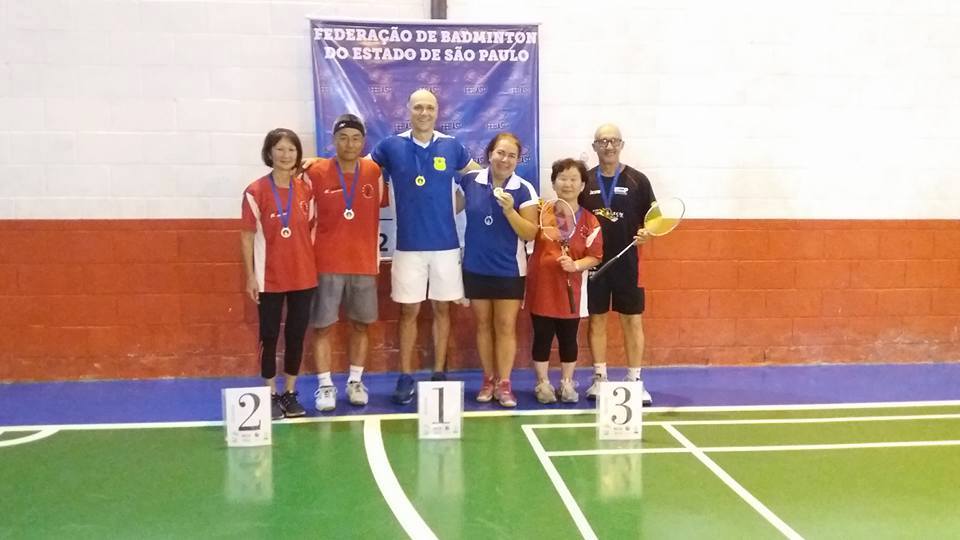 Jacareí brilha na estreia do regional de badminton