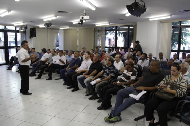 Câmara reúne taxistas para regulamentar transporte privado em Jacareí