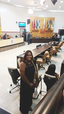 Vereadora questiona prefeito sobre compra de materiais em contrato com empresa de serviços
