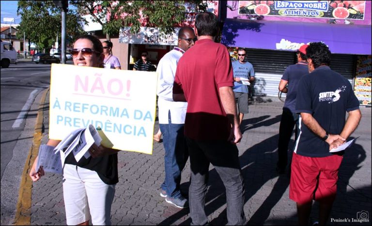 Ato contra a reforma da previdência reúne 50 pessoas em Jacareí