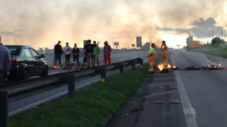 Protesto nesta manhã causa lentidão na Dutra